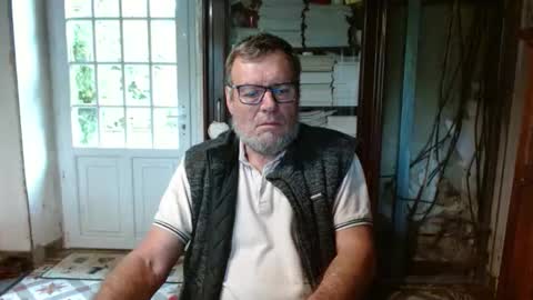 Snapshot of _123_voyeur_ chatting on October 3, 9:58 am _123_voyeur_ online show from October 3, 9:58 am