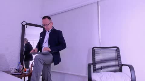 _axelking_ online show from February 3, 11:37 am