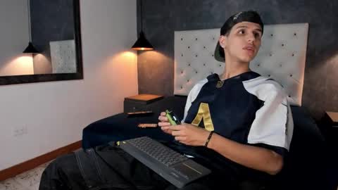 wav online show from December 18, 6:42 am