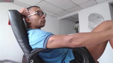 Heyy my name is Aaron online show from January 31, 9:57 pm