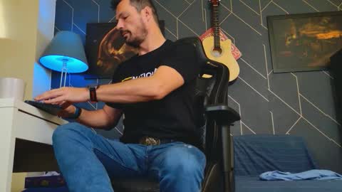 Aaron online show from October 18, 8:08 am