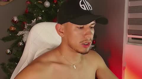 Snapshot of aaronfox_ chatting on December 6, 12:02 am AARON  online show from December 6, 12:02 am