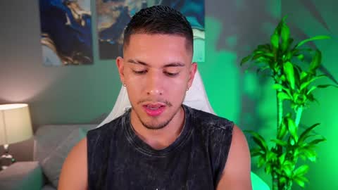 Snapshot of aaronfox_ chatting on January 5, 12:31 am AARON  online show from January 5, 12:31 am