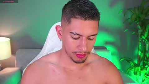 Snapshot of aaronfox_ chatting on January 30, 10:19 am AARON  online show from January 30, 10:19 am