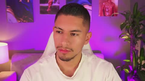Snapshot of aaronfox_ chatting on January 28, 9:08 am AARON  online show from January 28, 9:08 am
