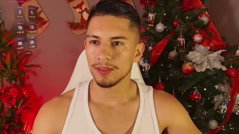 Snapshot of aaronfox_ chatting on December 9, 3:40 am AARON  online show from December 9, 3:40 am