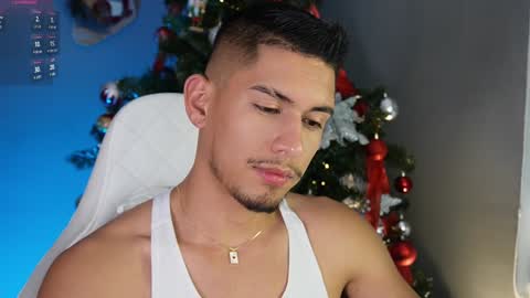 Snapshot of aaronfox_ chatting on December 11, 11:43 pm AARON  online show from December 11, 11:43 pm