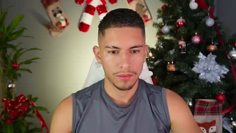 Snapshot of aaronfox_ chatting on December 29, 8:22 am AARON  online show from December 29, 8:22 am