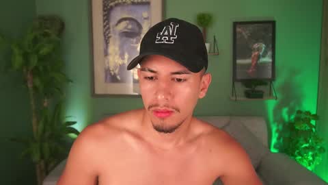 Snapshot of aaronfox_ chatting on February 28, 9:36 am AARON  online show from February 28, 9:36 am
