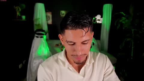 Snapshot of aaronfox_ chatting on October 9, 2:49 am AARON  online show from October 9, 2:49 am