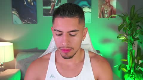 Snapshot of aaronfox_ chatting on January 29, 12:01 am AARON  online show from January 29, 12:01 am