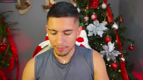 Snapshot of aaronfox_ chatting on December 23, 1:29 am AARON  online show from December 23, 1:29 am