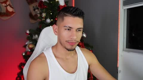 Snapshot of aaronfox_ chatting on December 15, 11:31 pm AARON  online show from December 15, 11:31 pm