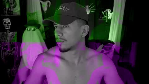 Snapshot of aaronfox_ chatting on October 19, 12:30 pm AARON  online show from October 19, 12:30 pm