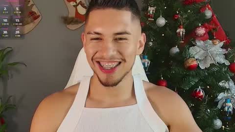 Snapshot of aaronfox_ chatting on December 4, 10:08 pm AARON  online show from December 4, 10:08 pm