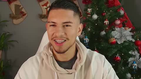 Snapshot of aaronfox_ chatting on December 6, 8:40 pm AARON  online show from December 6, 8:40 pm