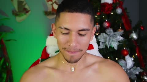 Snapshot of aaronfox_ chatting on December 24, 3:38 am AARON  online show from December 24, 3:38 am