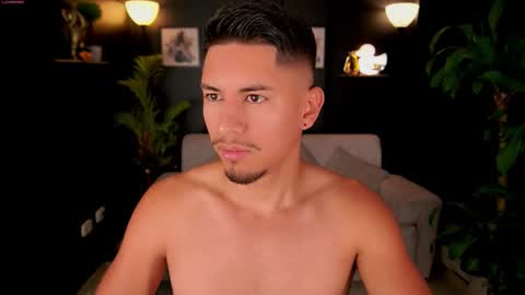 Snapshot of aaronfox_ chatting on September 22, 10:48 am AARON  online show from September 22, 10:48 am