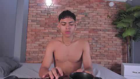 adam_piarse online show from November 25, 7:43 am