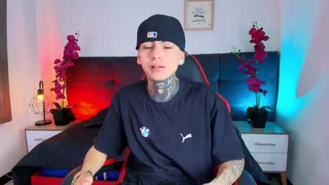 AdamsWalkerr  online show from March 31, 12:51 pm