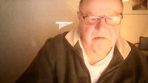 Snapshot of ahmole chatting on December 12, 12:27 am Ole online show from December 12, 12:27 am