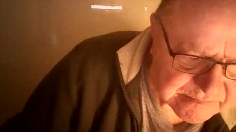 Snapshot of ahmole chatting on December 4, 5:05 am Ole online show from December 4, 5:05 am