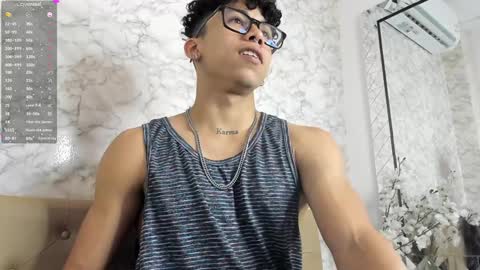 Snapshot of akazaboy chatting on December 12, 4:48 am akazaboy online show from December 12, 4:48 am