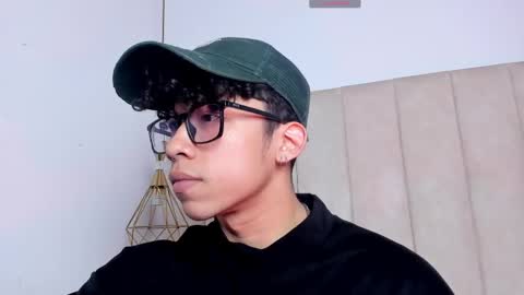 akazaboy online show from April 17, 8:22 pm