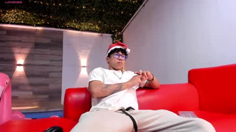 Snapshot of akazaboy chatting on December 22, 5:12 am akazaboy online show from December 22, 5:12 am