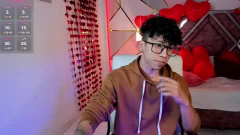 Snapshot of akazaboy chatting on February 19, 4:44 am akazaboy online show from February 19, 4:44 am