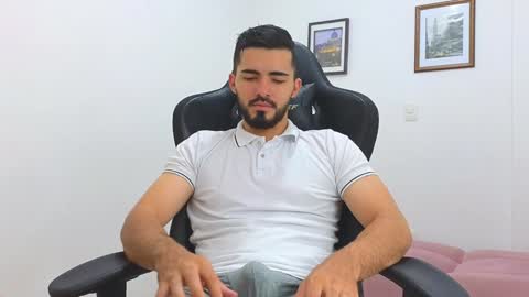 alejandroo_7 online show from February 3, 7:10 pm