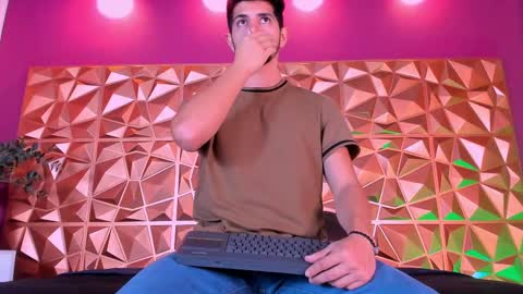 Snapshot of alejandrostorm chatting on February 18, 9:53 pm Alejo  online show from February 18, 9:53 pm