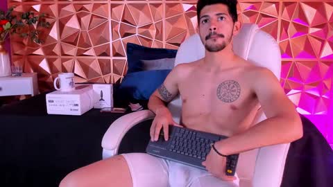 Snapshot of alejandrostorm chatting on February 19, 8:31 pm Alejo  online show from February 19, 8:31 pm