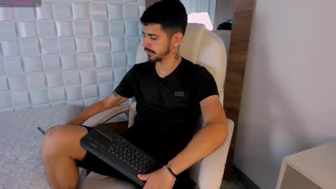 Snapshot of alejandrostorm chatting on October 13, 9:21 pm Alejo  online show from October 13, 9:21 pm