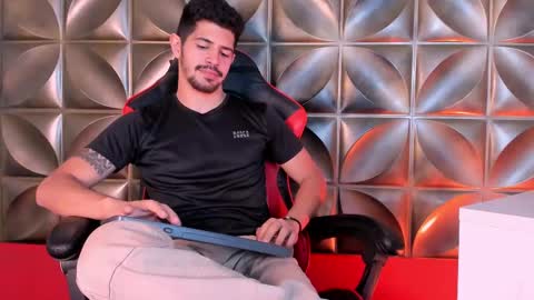 Snapshot of alejandrostorm chatting on February 16, 7:49 pm Alejo  online show from February 16, 7:49 pm