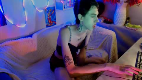 Snapshot of alexnaughty14 chatting on October 24, 10:06 am alexnaughty14 online show from October 24, 10:06 am