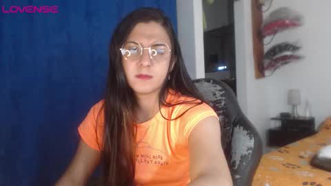 Snapshot of alguien_mas01 chatting on October 15, 7:38 am cami online show from October 15, 7:38 am