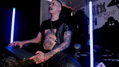   online show from December 8, 5:33 pm