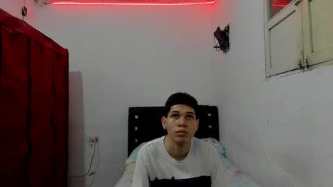 andrew_2811 online show from March 4, 2:18 am