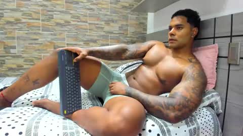 Snapshot of angelo_evans33 chatting on September 9, 1:05 am angelo_evans33 online show from September 9, 1:05 am