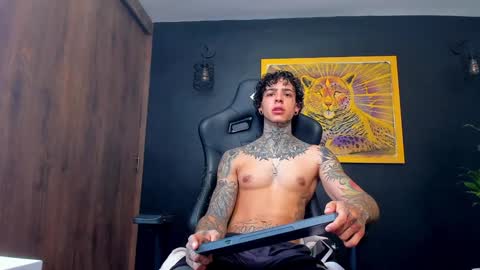 Snapshot of aron_ford chatting on February 3, 1:40 pm Aron ford online show from February 3, 1:40 pm