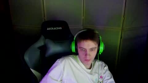 Snapshot of aron_neall chatting on February 26, 4:14 am biggest penis  online show from February 26, 4:14 am