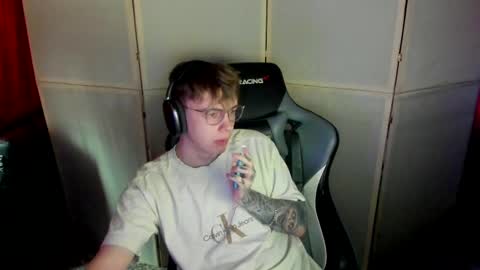 Snapshot of aron_neall chatting on March 12, 10:59 am biggest penis  online show from March 12, 10:59 am