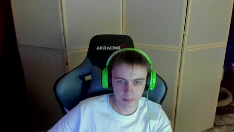 Snapshot of aron_neall chatting on December 13, 1:26 am biggest penis  online show from December 13, 1:26 am
