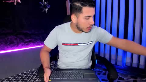 axel_grey_ online show from December 18, 12:23 pm