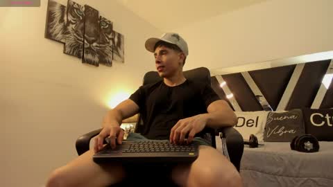 axelmartinezz online show from April 8, 11:13 pm