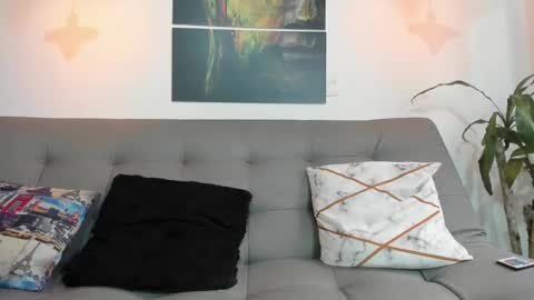 independent model online show from March 11, 9:26 pm