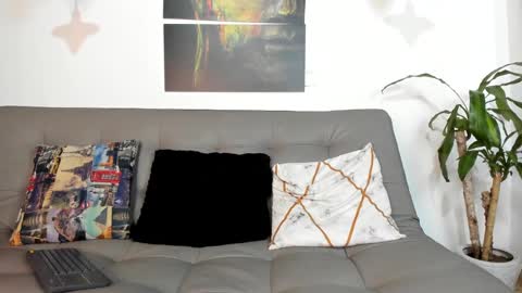 independent model online show from February 28, 1:05 am