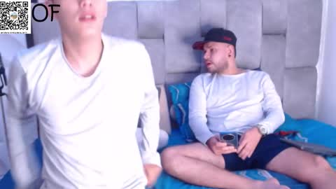 Snapshot of bigcock_couplexxx chatting on October 29, 3:53 am DAVID and JUAN online show from October 29, 3:53 am