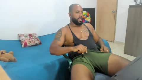 Snapshot of black_man_sexy chatting on October 17, 2:15 am BIGCOCK online show from October 17, 2:15 am